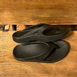 Oofos OOriginal Men’s Black Recovery Flip Sandals